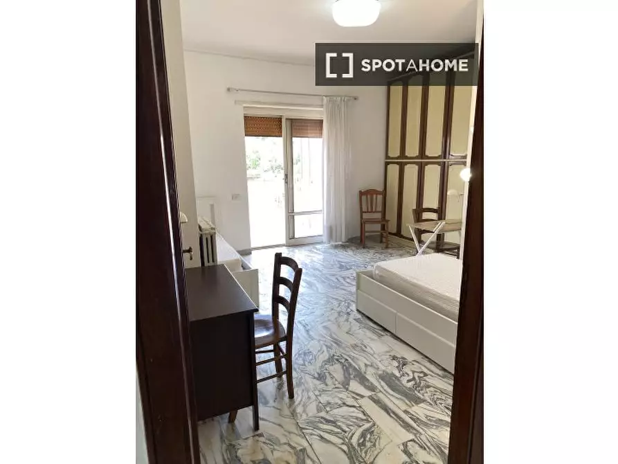 Immagine 13 di Camera condivisa in affitto  in Viale Maria Bakunin a Napoli