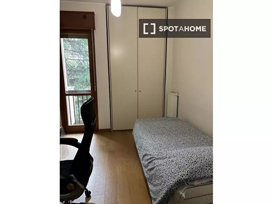 Immagine 1 di Camera condivisa in affitto  in Via Cina a Roma