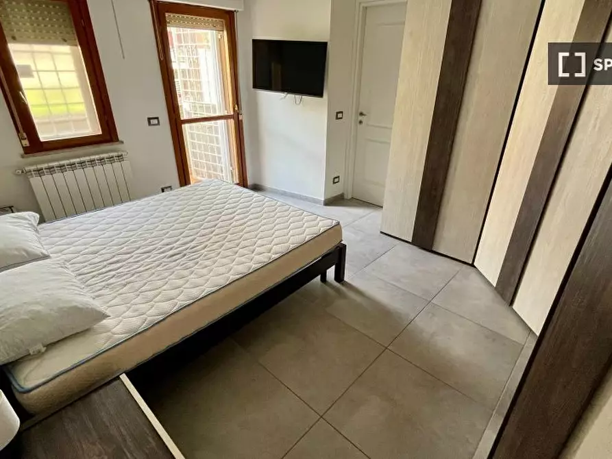 Immagine 3 di Camera condivisa in affitto  in Via di Torre Gaia a Roma