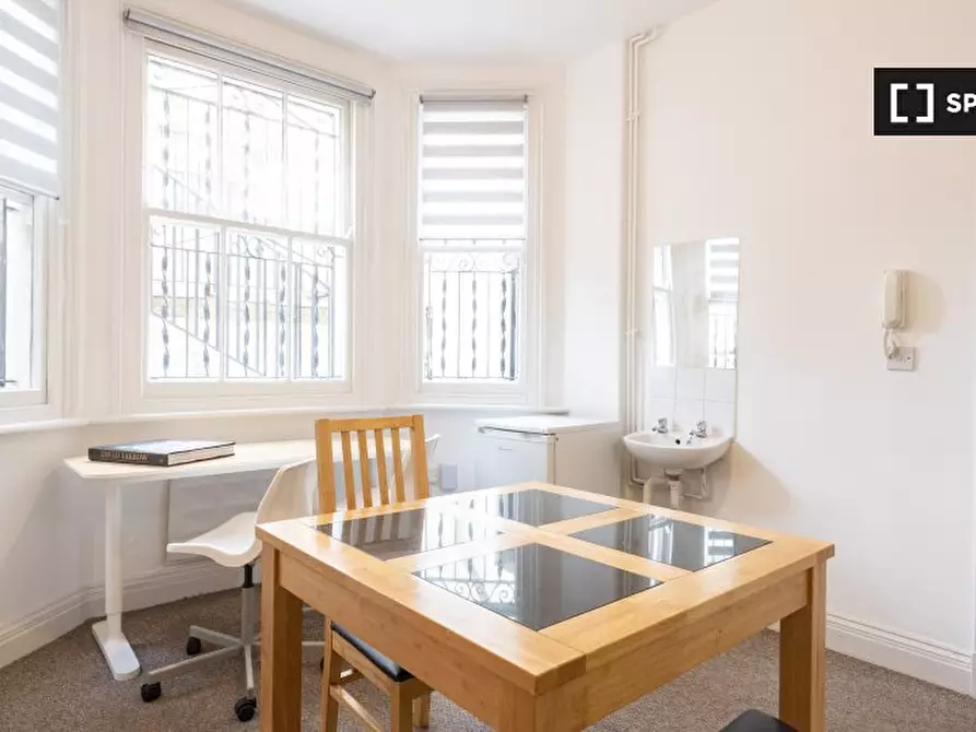 Immagine 4 di Camera condivisa in affitto  in Lower Ground a Kensington