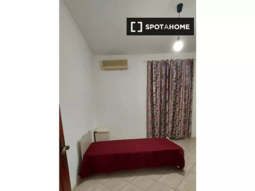 Immagine 2 di Camera condivisa in affitto  in Via Sterope a Roma