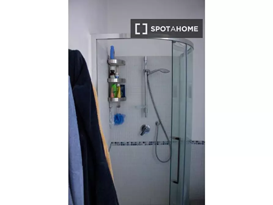 Immagine 11 di Camera condivisa in affitto  in Via Bolzano a Roma