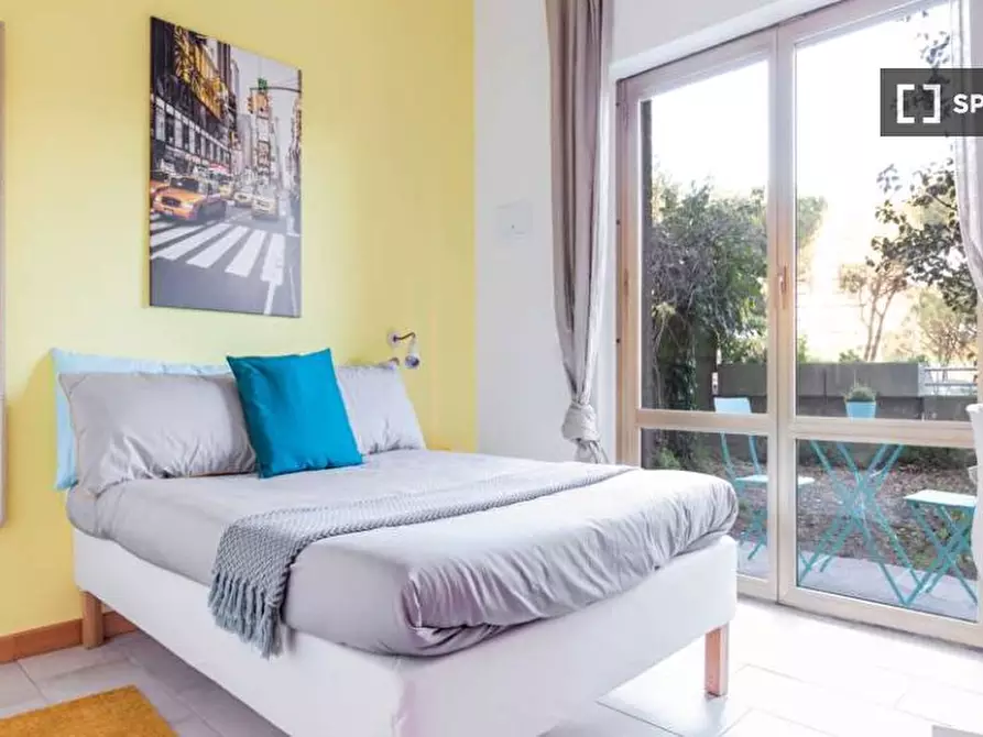 Immagine 1 di Camera condivisa in affitto  in Via Fiume delle Perle a Roma