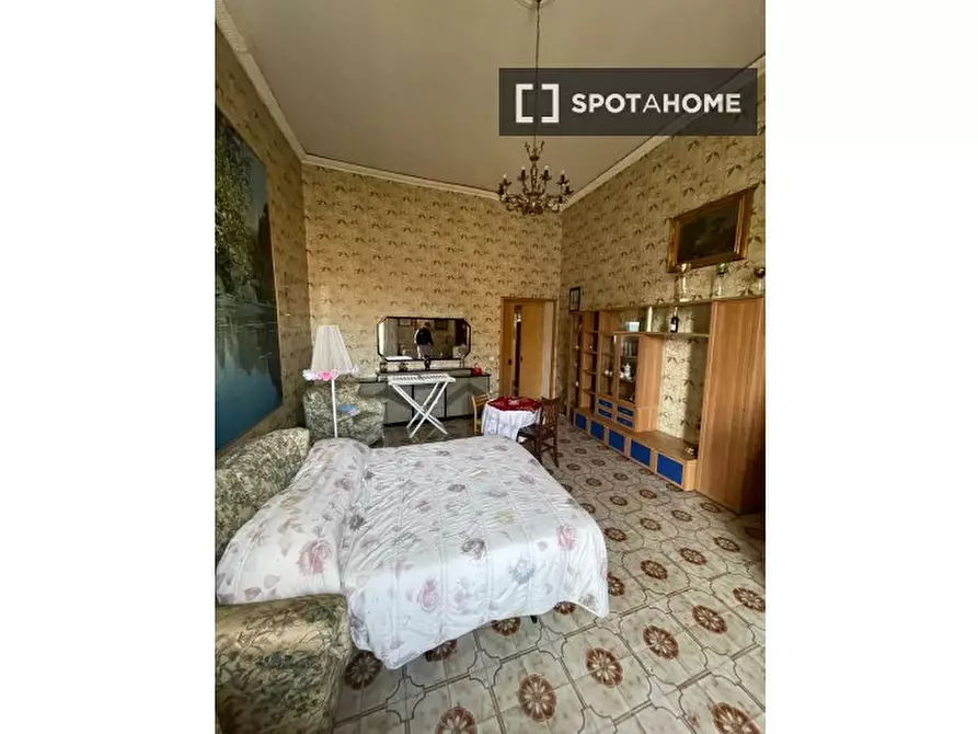 Immagine 3 di Camera condivisa in affitto  in Via S. Giovanni in Porta a Napoli