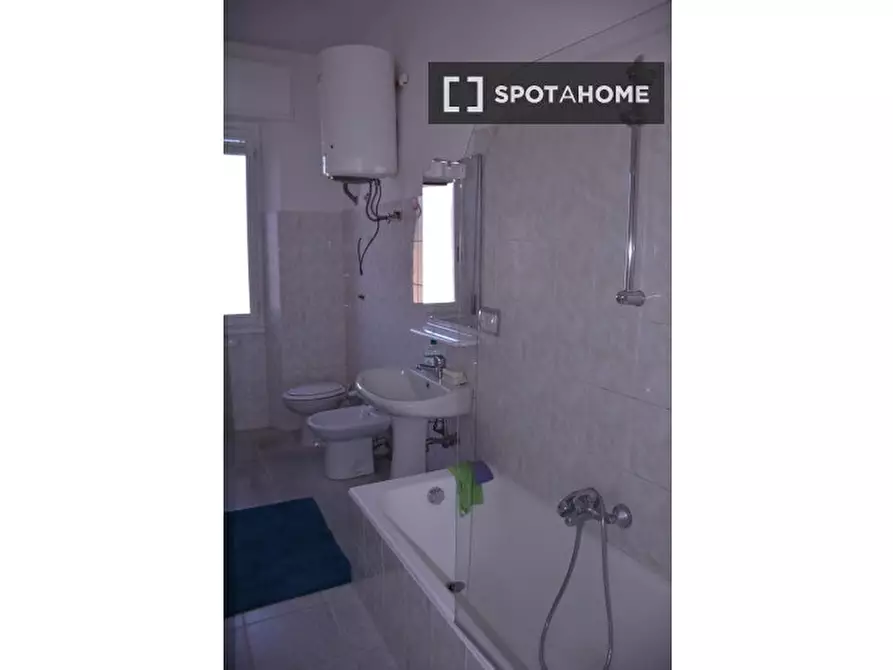 Immagine 8 di Camera condivisa in affitto  in Via Ingurtosu n a Cagliari