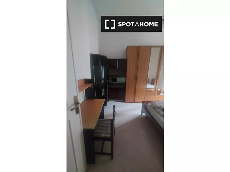 Immagine 4 di Camera condivisa in affitto  in Via Carminiello Al Mercato a Napoli