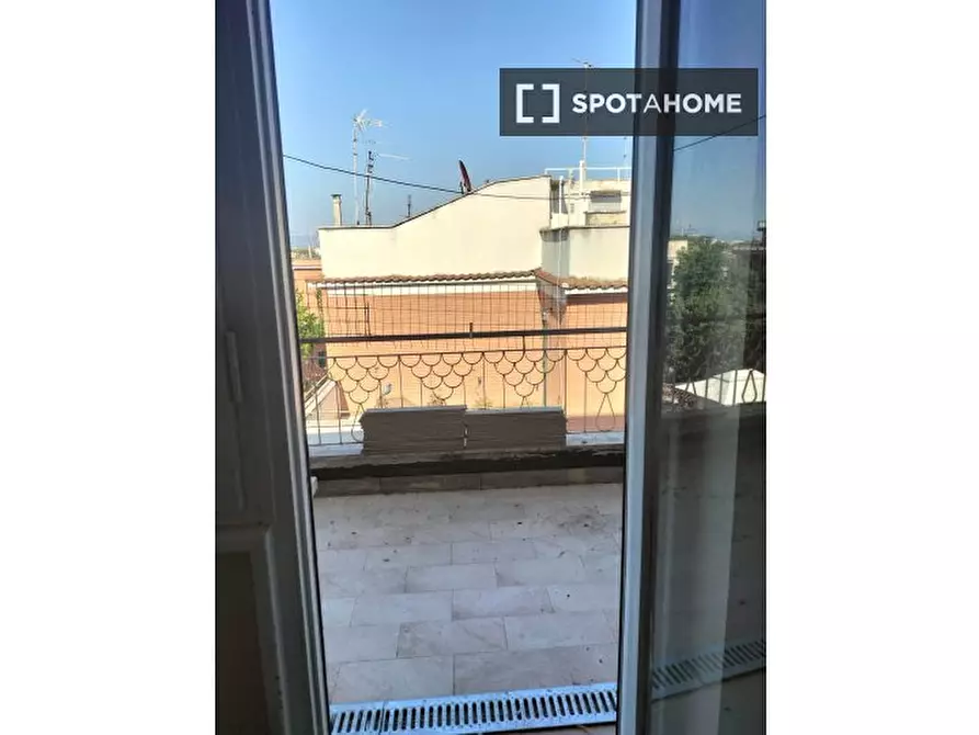 Immagine 7 di Camera condivisa in affitto  in Via delle Acacie a Roma