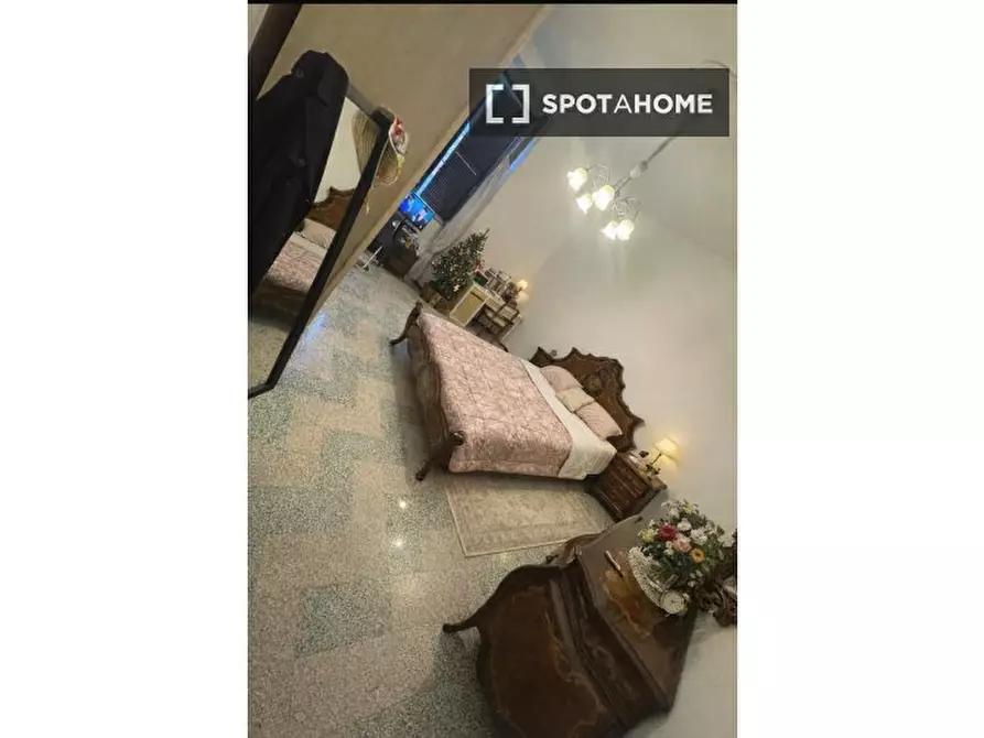 Immagine 1 di Camera condivisa in affitto  in Via Giacomo Barzellotti a Roma