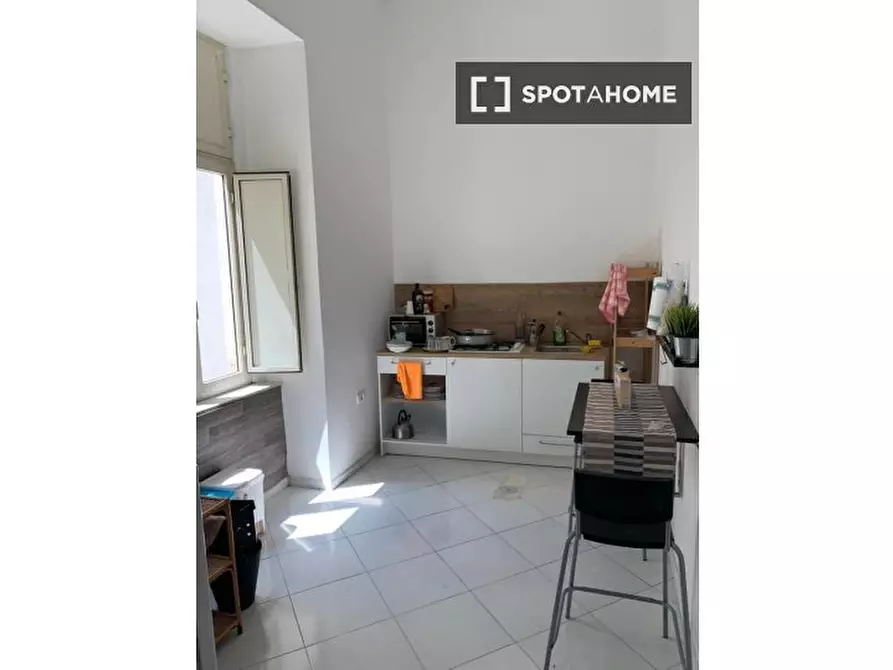 Immagine 5 di Camera condivisa in affitto  in Via Rita Atria a Napoli