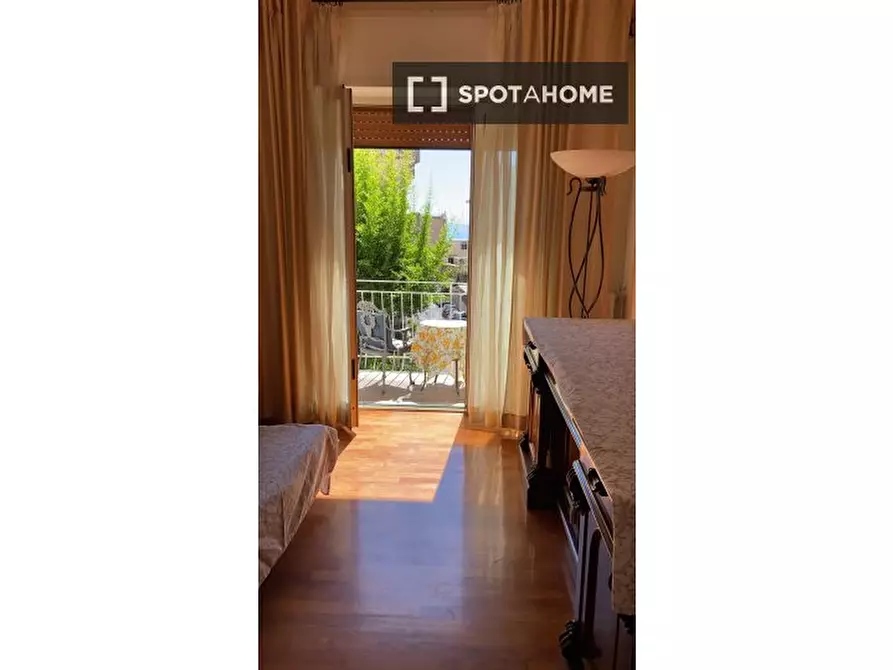 Immagine 9 di Camera condivisa in affitto  in Via Posillipo a Napoli