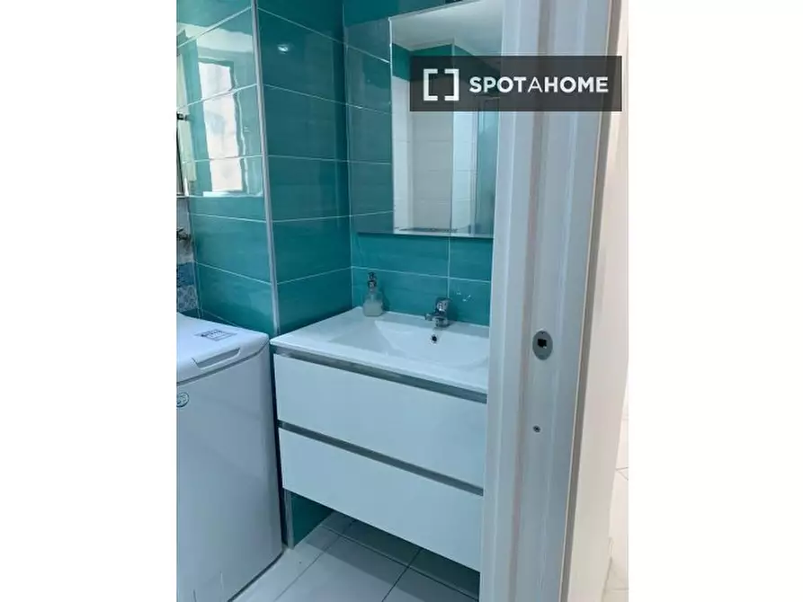 Immagine 14 di Camera condivisa in affitto  in Via Rita Atria a Napoli