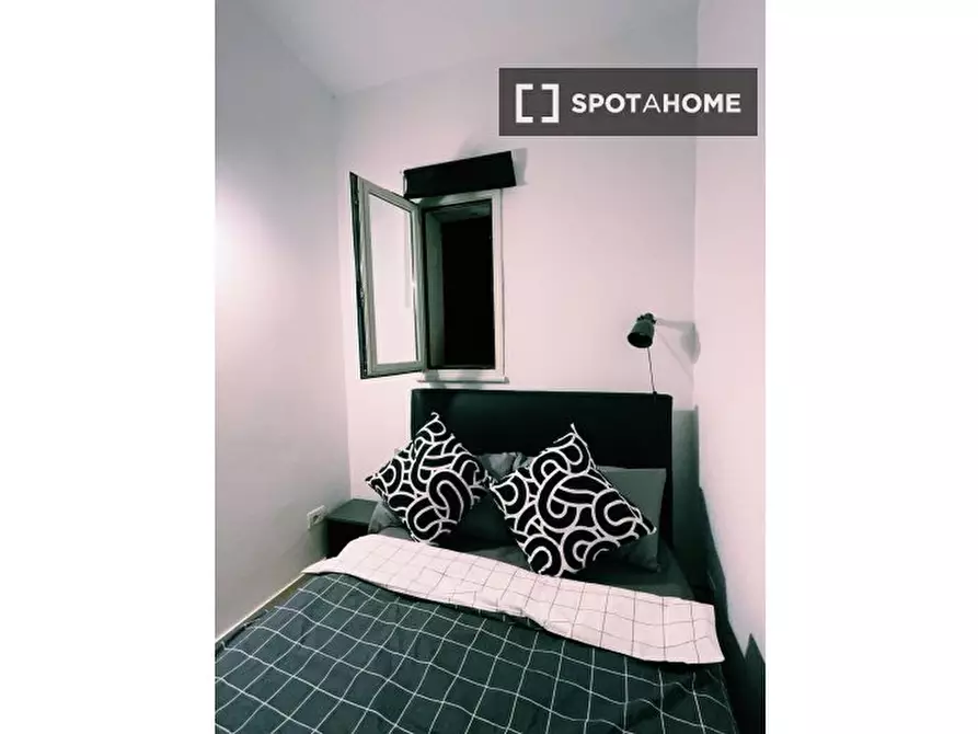 Immagine 9 di Camera condivisa in affitto  in Via Stella a Napoli