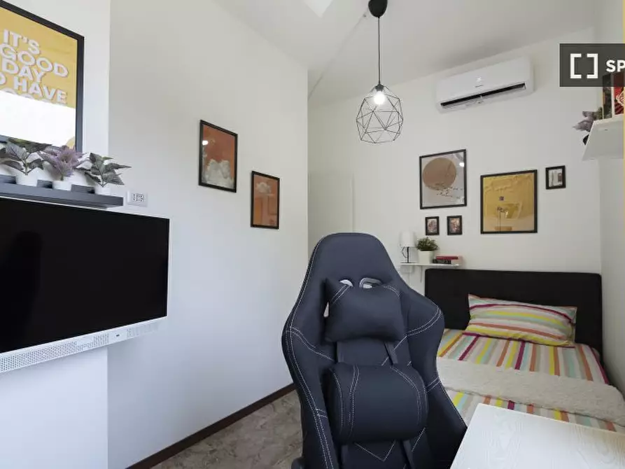 Immagine 2 di Camera condivisa in affitto  in Viale Francesco Restelli a Milano