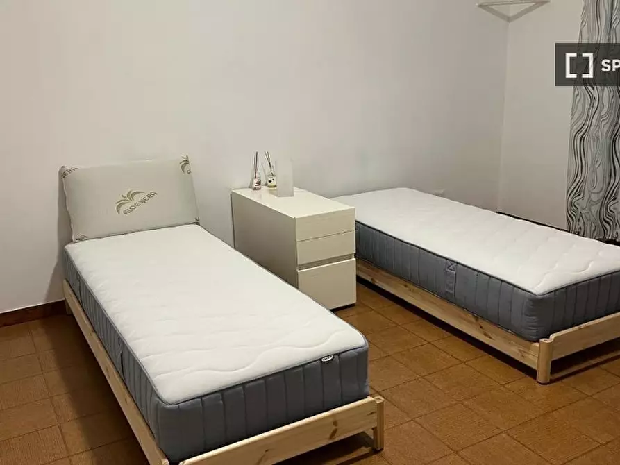 Immagine 1 di Camera condivisa in affitto  in Via Valdinievole a Roma