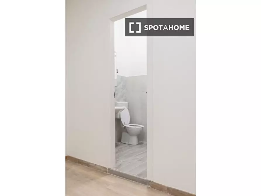 Immagine 17 di Camera condivisa in affitto  in Via Elba a Torino