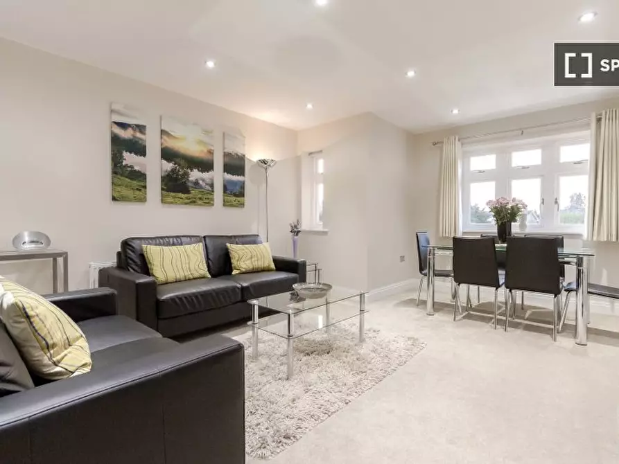 Immagine 4 di Appartamento in affitto  in Ember Ln a Esher
