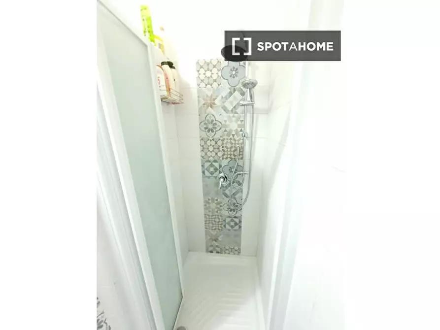 Immagine 14 di Camera condivisa in affitto  in Via Bartolomeo Perestrello a Roma