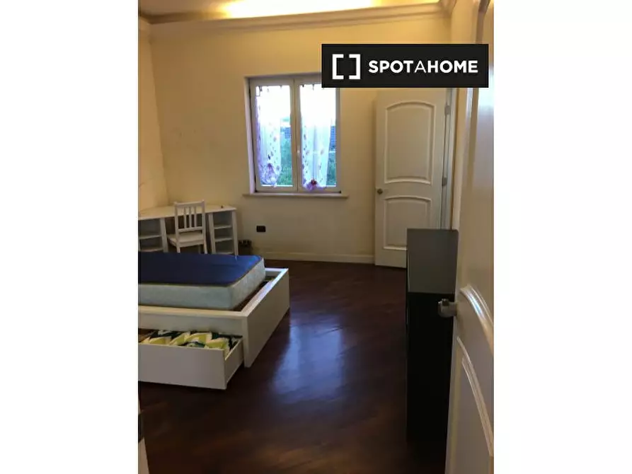 Immagine 3 di Camera condivisa in affitto  in Via Mario Gigante a Napoli