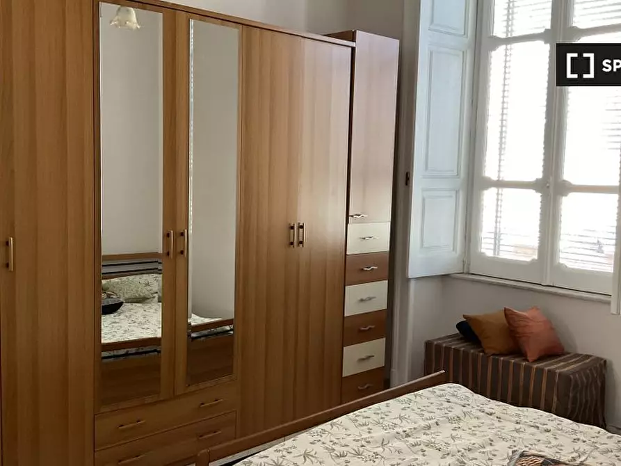 Immagine 2 di Camera condivisa in affitto  in Via Carminiello Al Mercato a Napoli