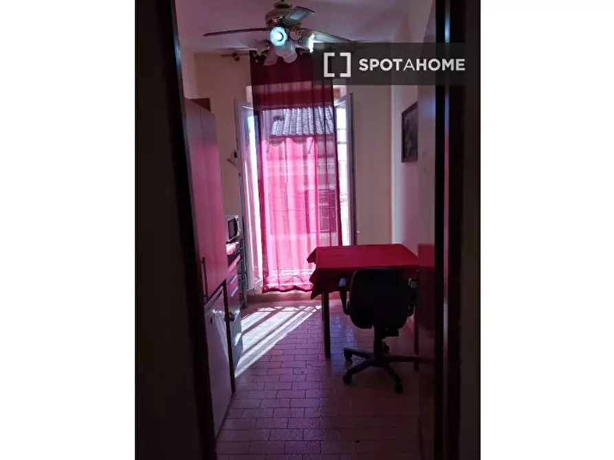 Immagine 2 di Camera condivisa in affitto  in Via dell'Olmata a Roma