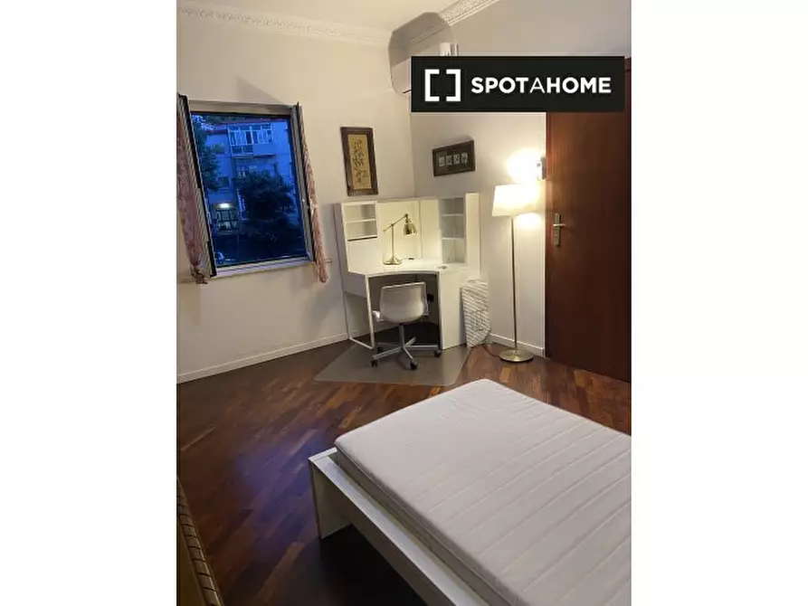 Immagine 12 di Camera condivisa in affitto  in Via Mario Gigante a Napoli