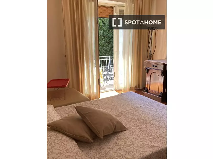 Immagine 16 di Camera condivisa in affitto  in Via Posillipo a Napoli