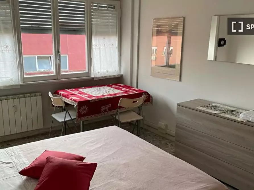 Immagine 12 di Camera condivisa in affitto  in Via Giulio Venticinque a Roma