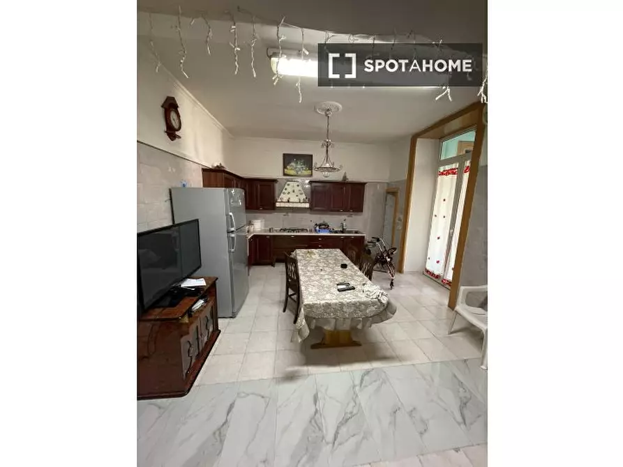 Immagine 8 di Camera condivisa in affitto  in Via S. Giovanni in Porta a Napoli