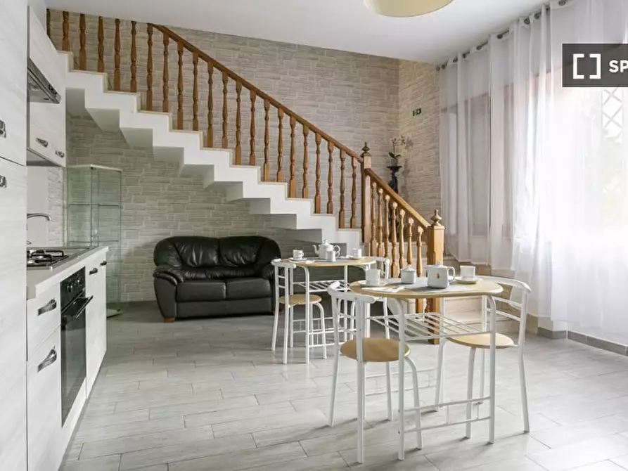 Immagine 12 di Camera condivisa in affitto  in Via Giasone a Roma