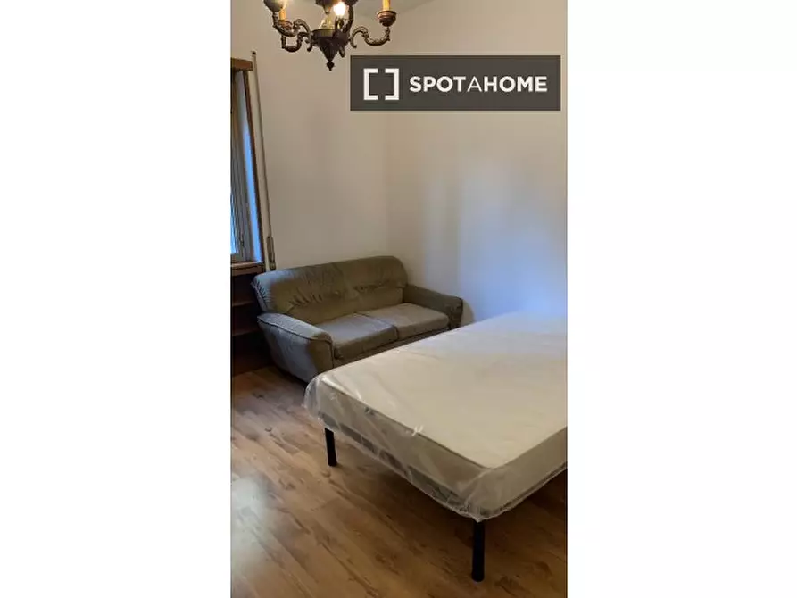 Immagine 2 di Camera condivisa in affitto  in Via Cornelio Sisenna a Roma