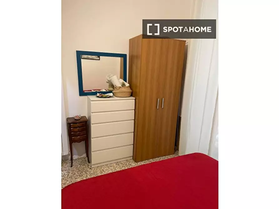 Immagine 10 di Camera condivisa in affitto  in Vico Latilla a Napoli