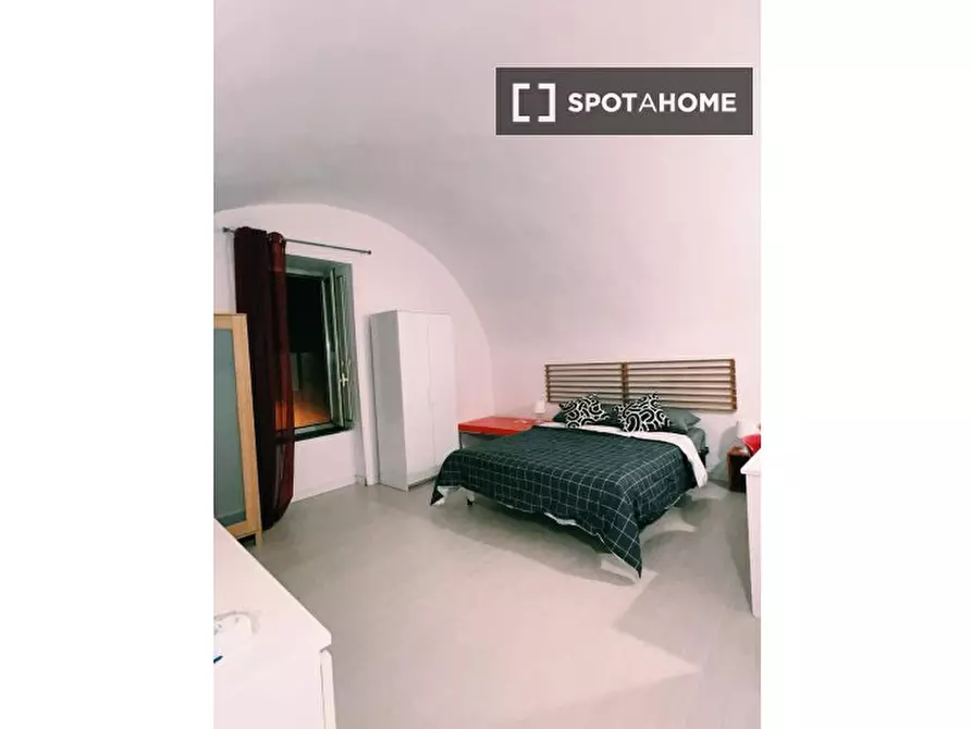 Immagine 8 di Camera condivisa in affitto  in Via Stella a Napoli