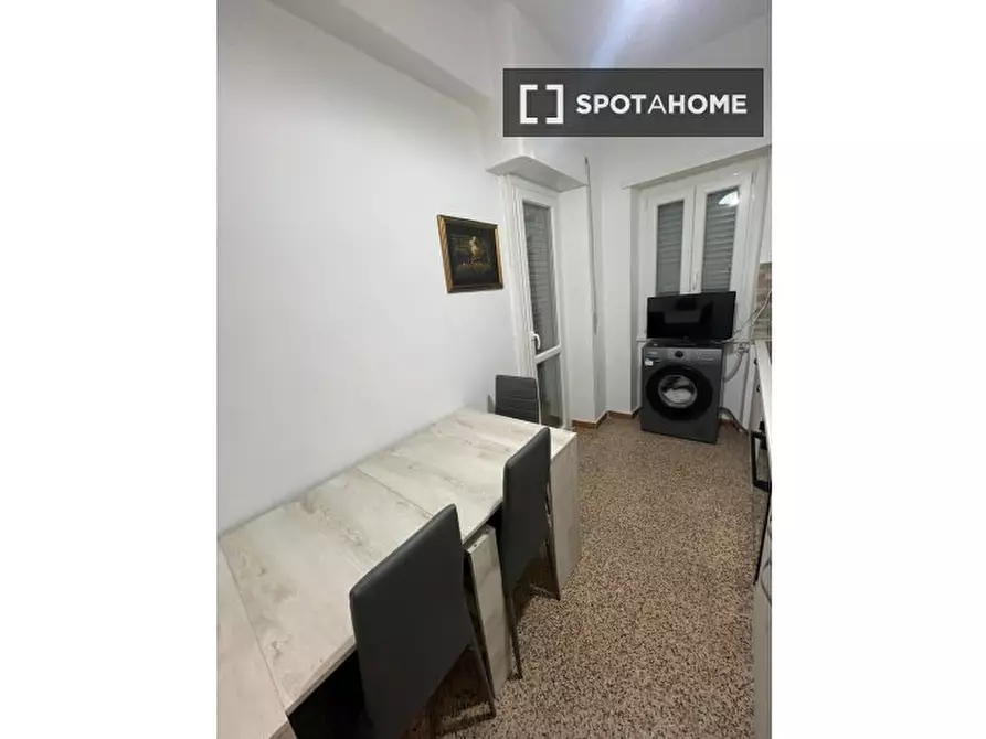 Immagine 5 di Camera condivisa in affitto  in Via di Val Tellina a Roma