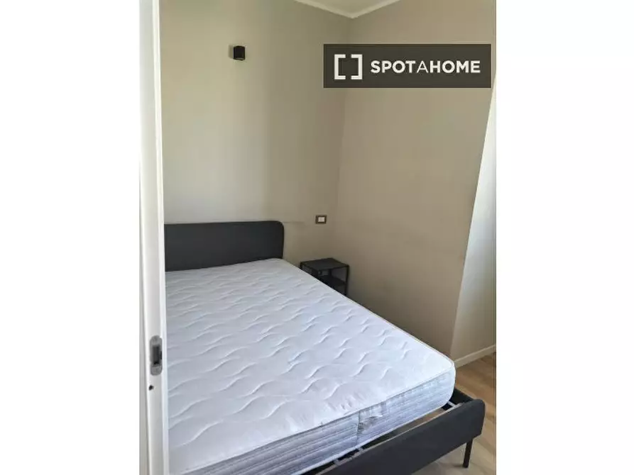Immagine 1 di Camera condivisa in affitto  in Via delle Acacie a Roma