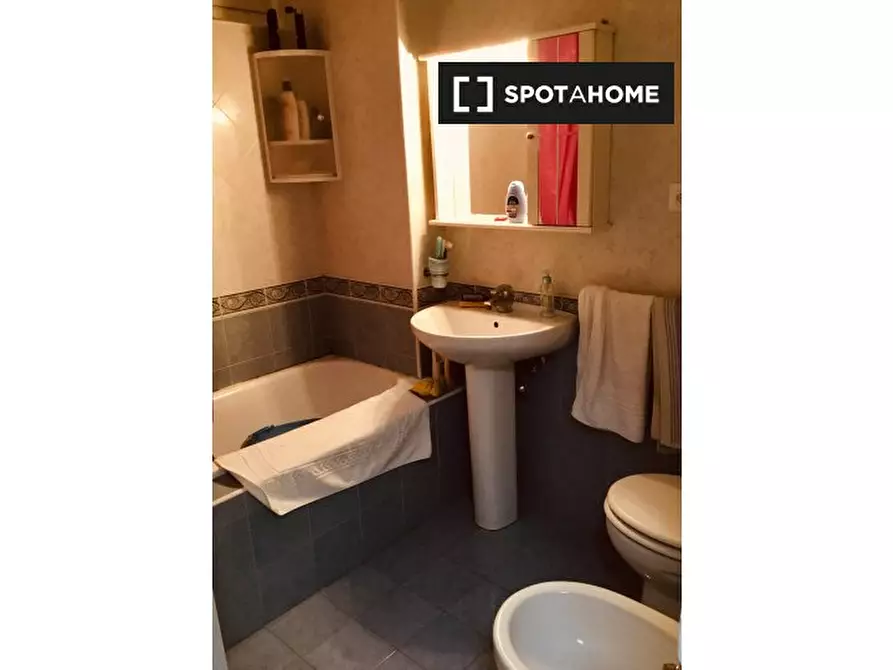Immagine 4 di Camera condivisa in affitto  in Via Cedronio a Napoli