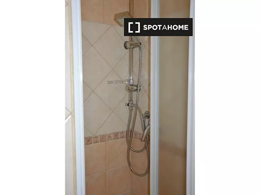 Immagine 7 di Camera condivisa in affitto  in Via Vetulonia a Roma