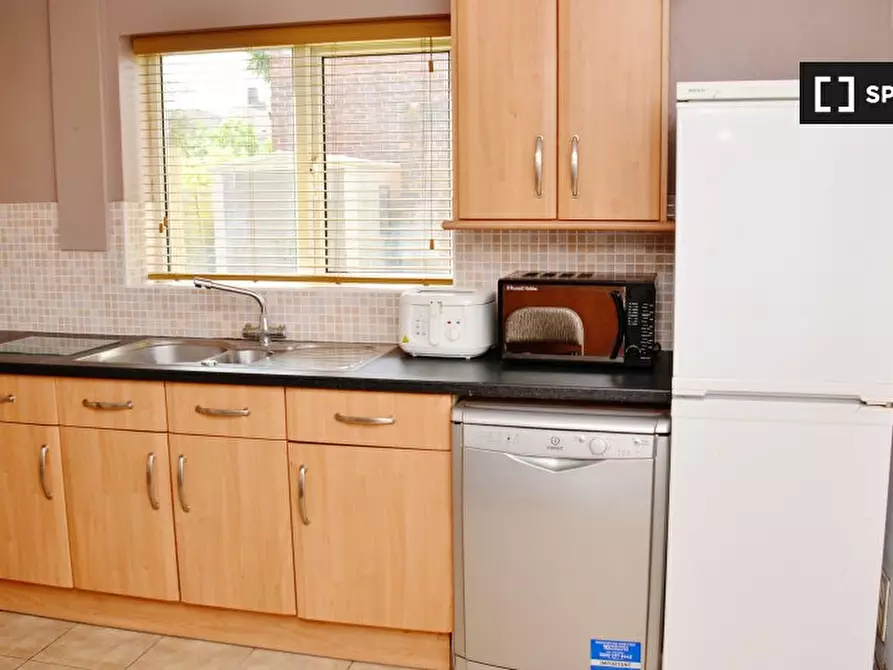 Immagine 8 di Appartamento in affitto  in Frobisher Gdns a 