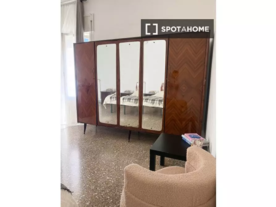 Immagine 3 di Camera condivisa in affitto  in Piazza dei Gerani a Roma