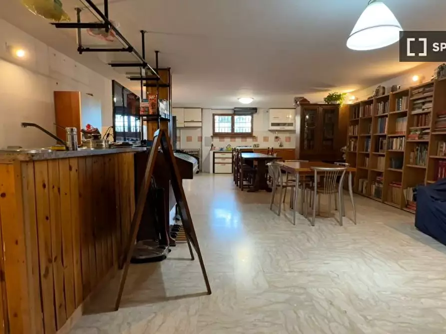 Immagine 3 di Camera condivisa in affitto  in Via Argusto a Roma