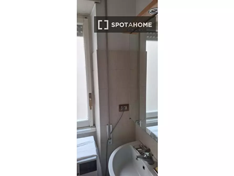Immagine 16 di Camera condivisa in affitto  in Via Pietro de Cristofaro a Roma