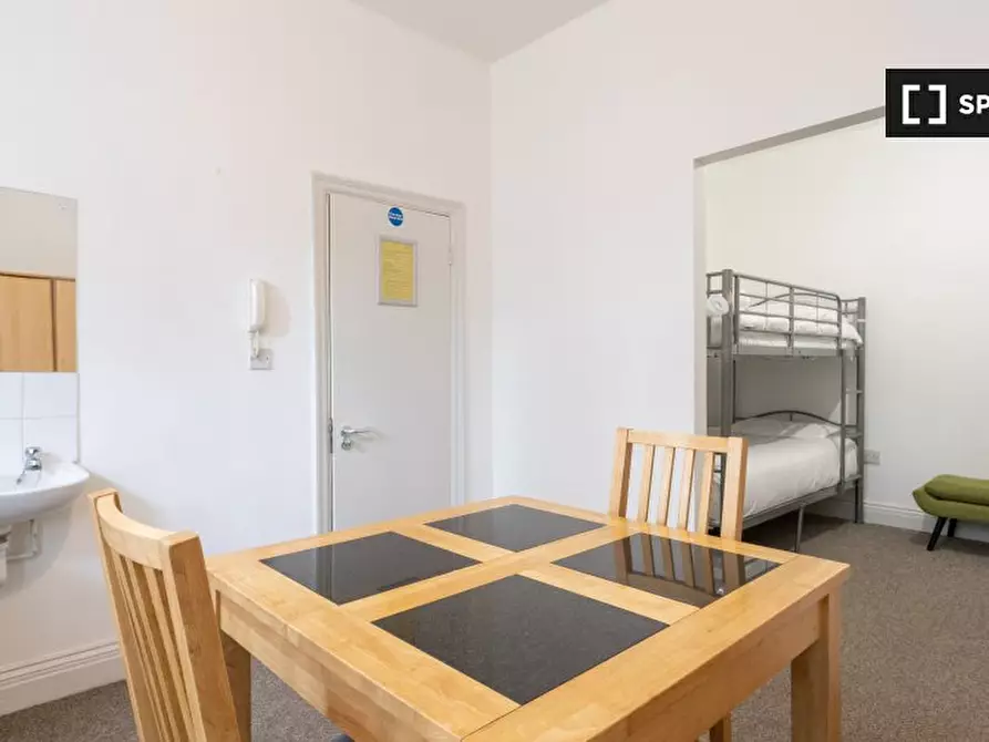 Immagine 3 di Camera condivisa in affitto  in Lower Ground a Kensington