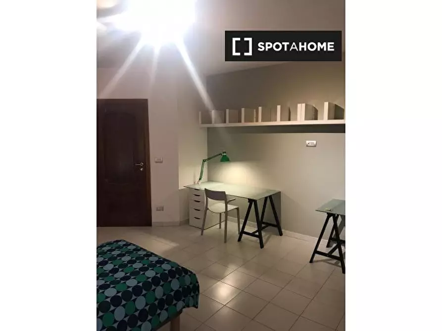 Immagine 2 di Camera condivisa in affitto  in Via Pasquale Frustaci a Napoli