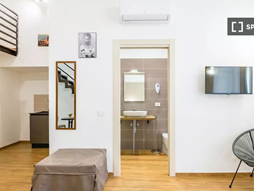 Immagine 19 di Appartamento in affitto  in Via Santa Teresa degli Scalzi a Napoli