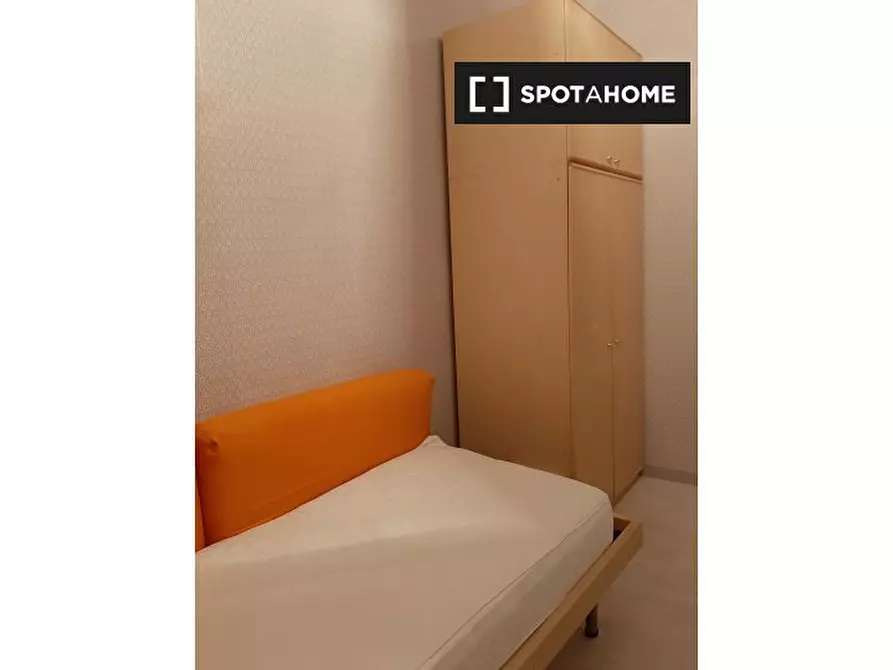 Immagine 8 di Camera condivisa in affitto  in Via Sanità a Napoli