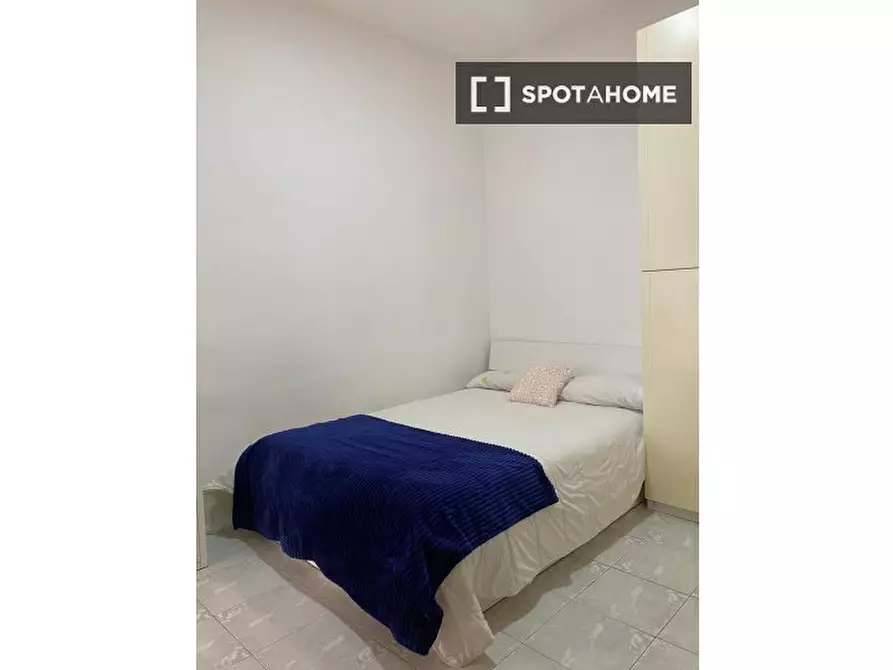 Immagine 18 di Camera condivisa in affitto  in Via delle Zite a Napoli