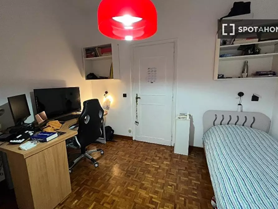 Immagine 2 di Camera condivisa in affitto  in Viale dell'Oceano Atlantico a Roma