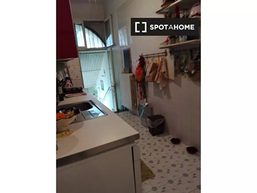 Immagine 10 di Camera condivisa in affitto  in Vico Tarsia a Napoli