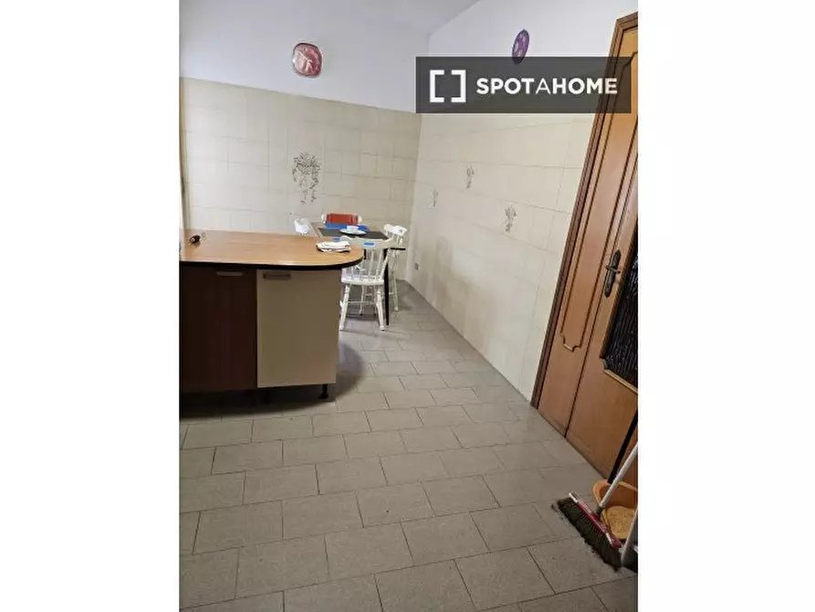 Immagine 4 di Camera condivisa in affitto  in Via dei Centauri a Roma