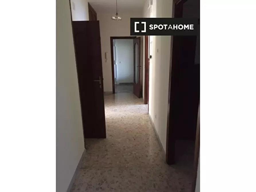 Immagine 6 di Camera condivisa in affitto  in Via Croce Rossa a Napoli