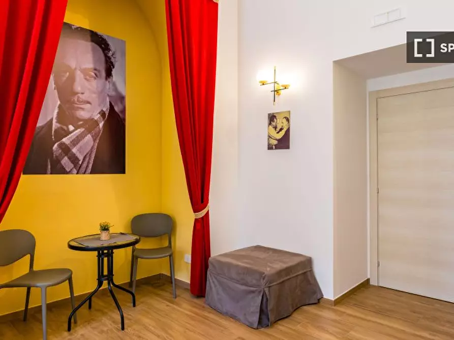 Immagine 16 di Appartamento in affitto  in Via Santa Teresa degli Scalzi a Napoli